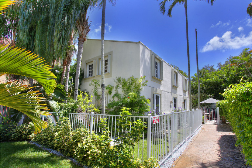 beautiful-freestanding-villa-with-patio-courtyard-and-garden-p690104